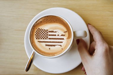 Amerika Birleşik Devletleri bayrağı kapuçino kahve fincanının üzerinde bölgesel sınırlar şeklinde.