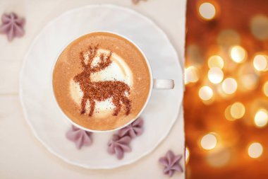 Seramik bardakta sıcak kahve kapuçino latte sanatının en üst görüntüsü.