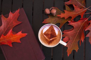 Sonbahar kompozisyon. Kahve, kurutulmuş yaprakları, açık renkli. Sonbahar zarif kavramı. Düz yatıyordu, en iyi görünüm, kopya alanı