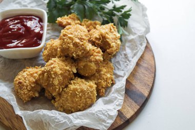 Soslu ve sebzeli kızarmış tavuk.