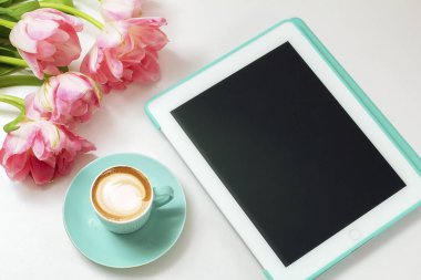 kapuçino masanın üzerine seramik bir fincan kahve bir fincan