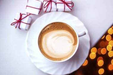 Seramik bardakta sıcak kahve kapuçino latte sanatının en üst görüntüsü.