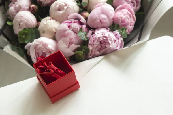 Close Pink Peony Flowers Red Gift Box — Stock Photo, Image