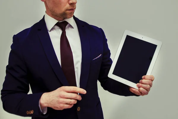 Konzentrierter Geschäftsmann Anzug Steht Isoliert Vor Grauem Hintergrund Und Arbeitet — Stockfoto