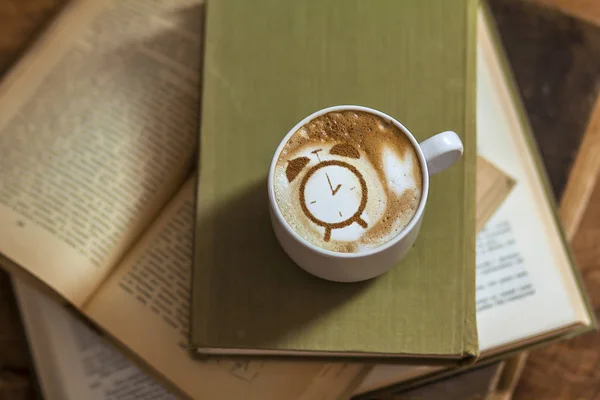 Tasse Cappuccino Mit Zimtuhr Auf Milchschaum — Stockfoto