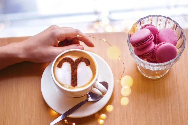 Signo Zodíaco Áries Uma Espuma Cappuccino Quente Uma Xícara Branca — Fotografia de Stock