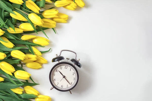 Tulipanes Amarillos Reloj Despertador Vintage —  Fotos de Stock