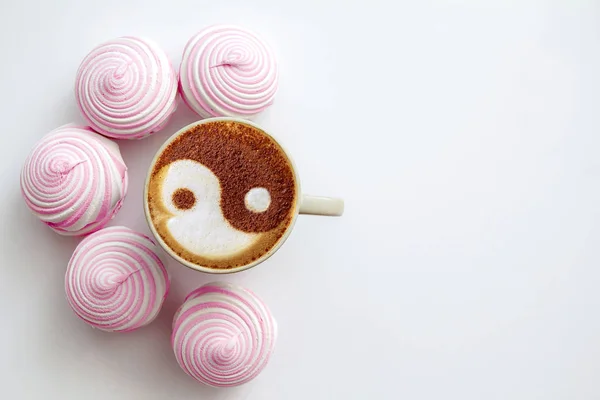 白いカップと甘いピンクのマシュマロでカプチーノ — ストック写真