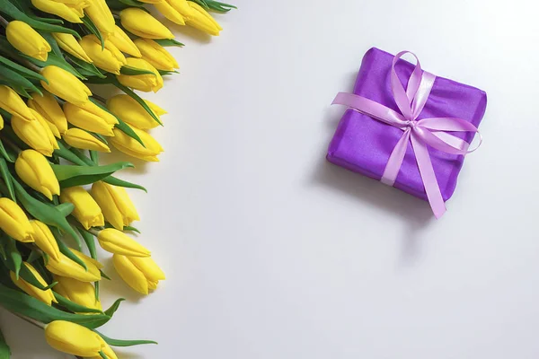 Ramo Tulipanes Amarillos Caja Regalo Envuelta Púrpura Fondo Festivo —  Fotos de Stock