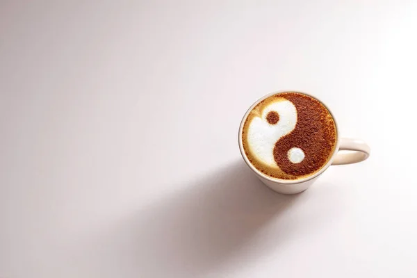 Uma Xícara Café Cappuccino Uma Xícara Cerâmica Mesa — Fotografia de Stock