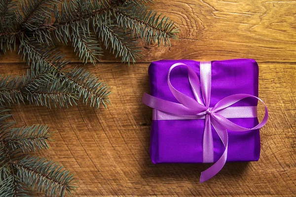 带彩带的紫色礼品盒 假日背景 — 图库照片