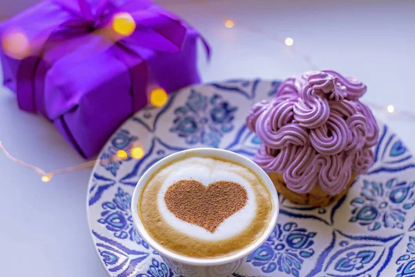 Cappuccino Szív Egy Fehér Csésze Egy Cupcake Tejszín — Stock Fotó