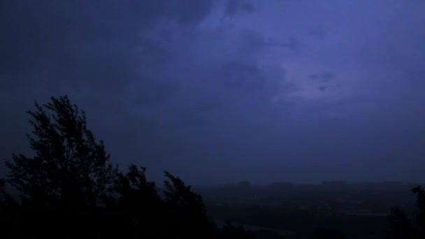 在暴雨之前 天空布满了云彩和大风 — 图库视频影像
