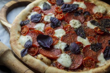 Peynirli ve zeytinli lezzetli pizza.