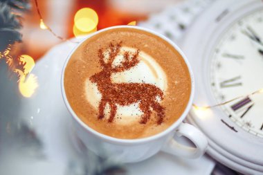 Seramik bardakta sıcak kahve kapuçino latte sanatının en üst görüntüsü.