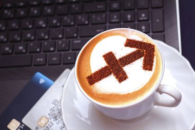 Seramik bardakta sıcak kahve kapuçino latte sanatının en üst görüntüsü.