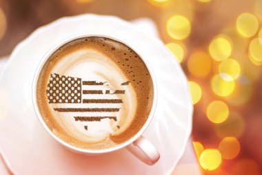 Amerika Birleşik Devletleri bayrağı kapuçino kahve fincanının üzerinde bölgesel sınırlar şeklinde.