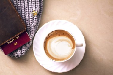Seramik bardakta sıcak kahve kapuçino latte sanatının en üst görüntüsü.