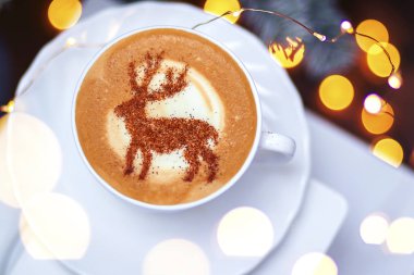 Seramik bardakta sıcak kahve kapuçino latte sanatının en üst görüntüsü.