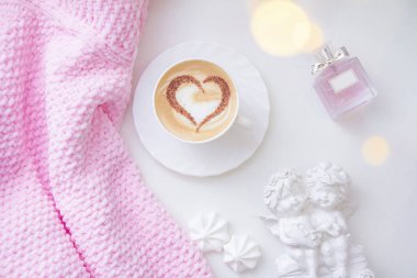  Sıcak kahve cappuccino ile latte romantik kalp sanatı