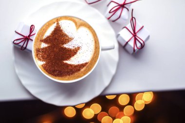 Seramik bardakta sıcak kahve kapuçino latte sanatının en üst görüntüsü.