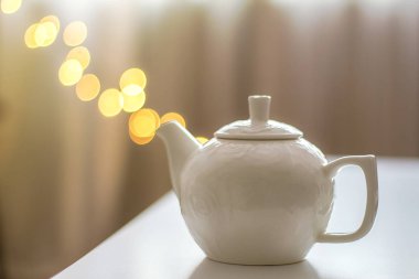 Masanın üzerinde beyaz çaydanlık