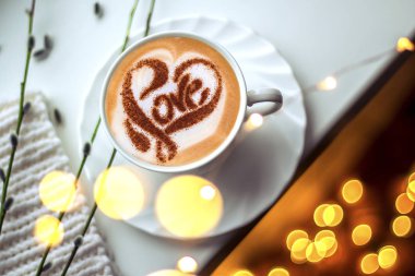 Seramik bardakta sıcak kahve kapuçino latte sanatının en üst görüntüsü.