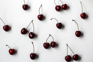 beyaz zemin üzerine kiraz.