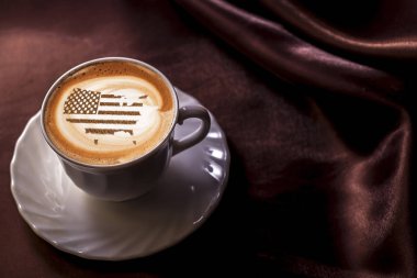 Amerika Birleşik Devletleri bayrağı kapuçino kahve fincanının üzerinde bölgesel sınırlar şeklinde.