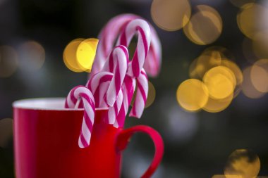 Kırmızı kahve fincanındaki şeker kamışları, Noel süsü.