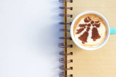 kapuçino masanın üzerine seramik bir fincan kahve bir fincan