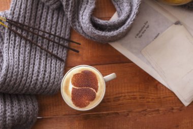 kapuçino masanın üzerine seramik bir fincan kahve bir fincan