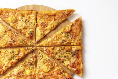 Beyaz bir arka plan üzerinde ahşap bir gemide lezzetli pizza