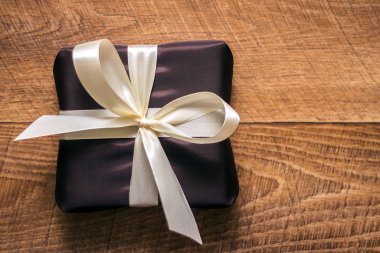 Beyaz yaylı Noel hediyesi