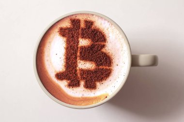 Sıcak kahve latte cappucino Kupası beyaz arka plan üzerinde kırpma yolu dahil izole uçan daire ile üstten görünüm.