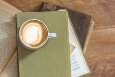 latte veya cappuccino kahve kahve dükkanı bir kitap ile