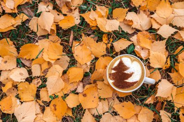 Noel ağacı, latte sanat kahve Kupası üzerinde çizim