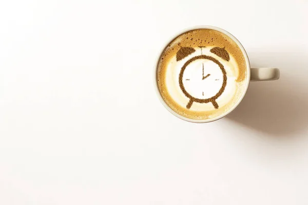 Secangkir Cappuccino Dengan Pola Jam Kayu Manis Pada Busa Susu — Stok Foto