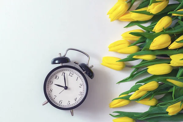 Ramo Tulipanes Amarillos Reloj Despertador Vintage —  Fotos de Stock