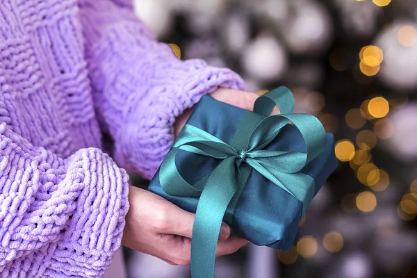Woman Sweater Holding Green Gift Box Ribbon Holiday Background — Stock Photo, Image