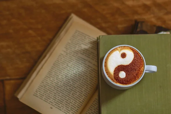 Φλιτζάνι Καφέ Latte Καπουτσίνο Ένα Βιβλίο Στο Καφενείο — Φωτογραφία Αρχείου