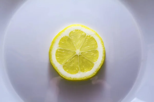 Tranche Fraîche Citron Isolé Sur Blanc — Photo