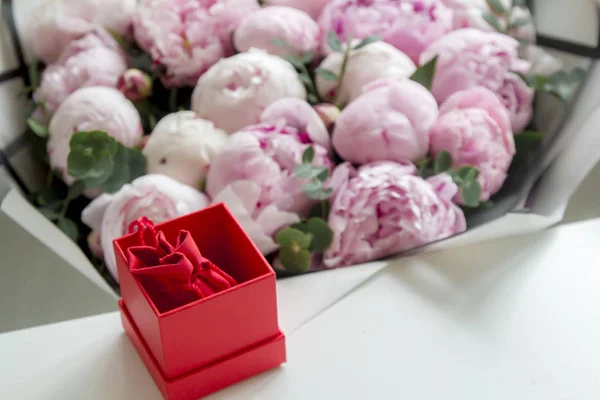 Close Pink Peony Flowers Red Gift Box — Stock Photo, Image