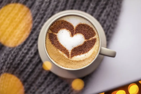 Hot Coffee Cappuccino Latte Art Romantic Heart Grey Knitwear Table — Stock Photo, Image