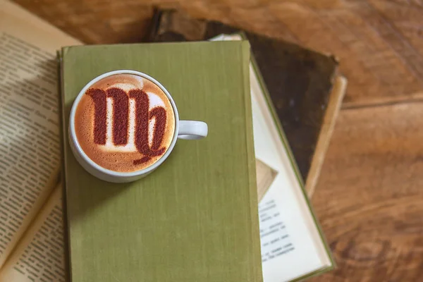 Eine Tasse Cappuccino Kaffee Mit Sternzeichen Jungfrau Symbol — Stockfoto