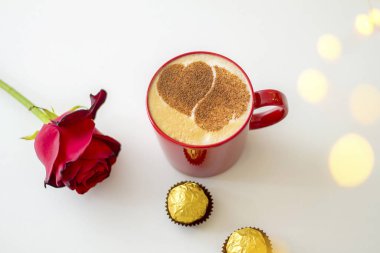  Sıcak kahve kapuçino, iki kalpli latte sanatı.