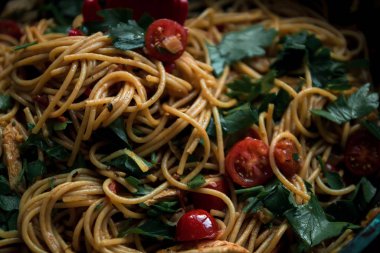 domatesli ve otlu spagetti