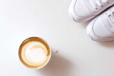 kapuçino masanın üzerine seramik bir fincan kahve bir fincan