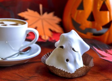 Cadılar Bayramı şekerci dükkanında şenlikli bir dekor 