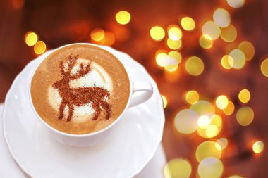 Seramik bardakta sıcak kahve kapuçino latte sanatının en üst görüntüsü.